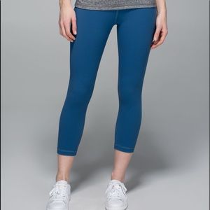 Blue cropped wunder under size 6